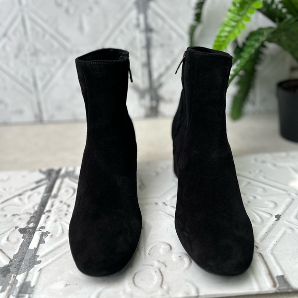 La Canadienne Women
Black Suede Waterproof JOANIE
SUEDE BOOTIE
$525.00
Black 10 - Picture 6 of 16